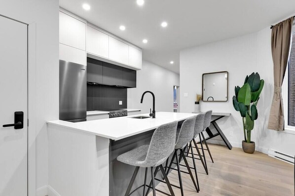 Refrigerador, microondas, horno y parrilla de estufa 