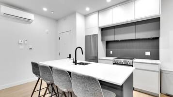 Frigorífico, microondas, horno y placa de cocina