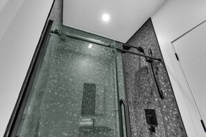 Regadera y secadora de cabello 