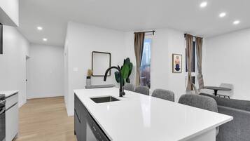 Frigorífico, microondas, horno y placa de cocina