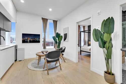 Quiet & sunny 1 bedroom, AAA location, sleep 2