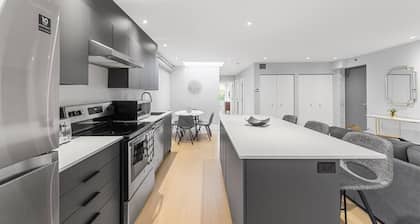 Stunning 2 beds, 2 baths, AAA location, rooftop