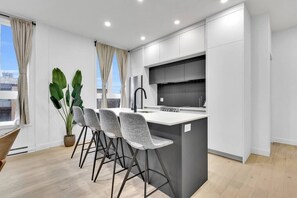 Een koelkast, een microgolfoven, een oven, een kookplaat