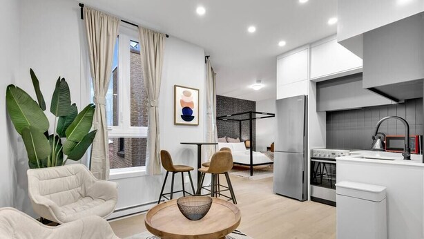 A modern apartment with a kitchen, dining area, and a bedroom. - Lovely, spacious & stylish studio, sleeps 3 (Montréal)
