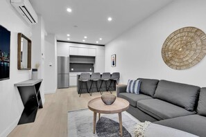 Una televisión, una oficina