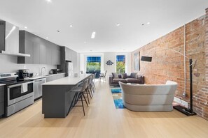 Fridge, microwave, oven, stovetop - Majestic 3 bedrooms,3 baths sleep 10, AAA location (Montréal)