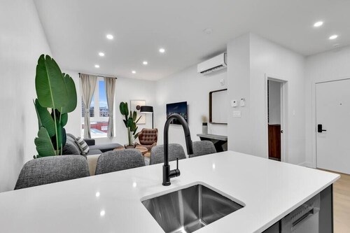 Large renovated 1 bedroom, king bed, sleep 4