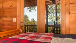 4 bedrooms, iron/ironing board, free WiFi, bed sheets - Red Apple Cabin 🍎3 Bedrooms, 3 Baths, Amazing views Mountaintop 15 MIN DOWNTOWN (Cherry Log)