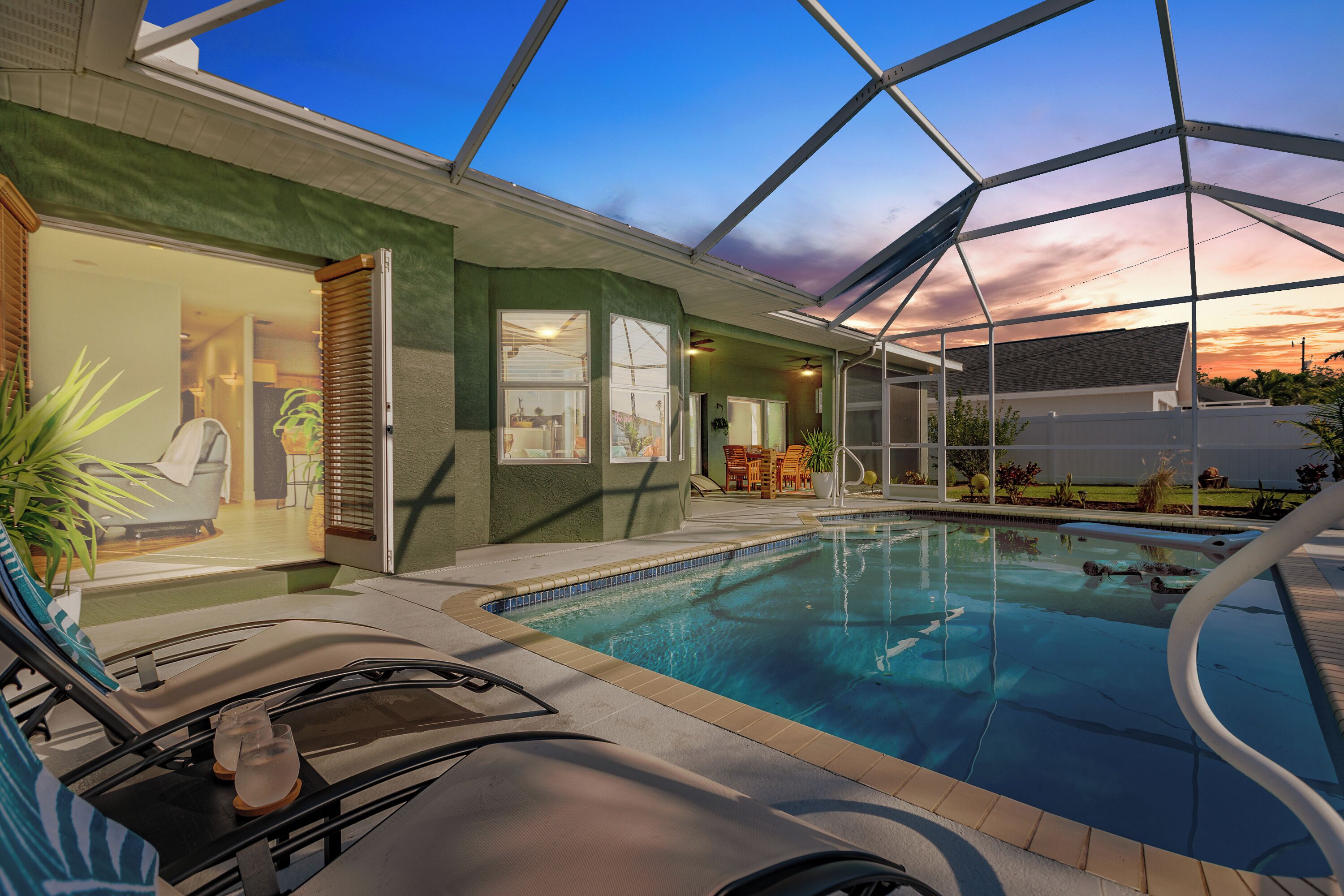 Una piscina al aire libre, una piscina climatizada