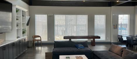Smart TV, fireplace, Netflix, streaming services