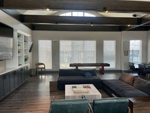 Heart of Notre Dame|King Bed|WiFi|Gym|Shuttle Bus