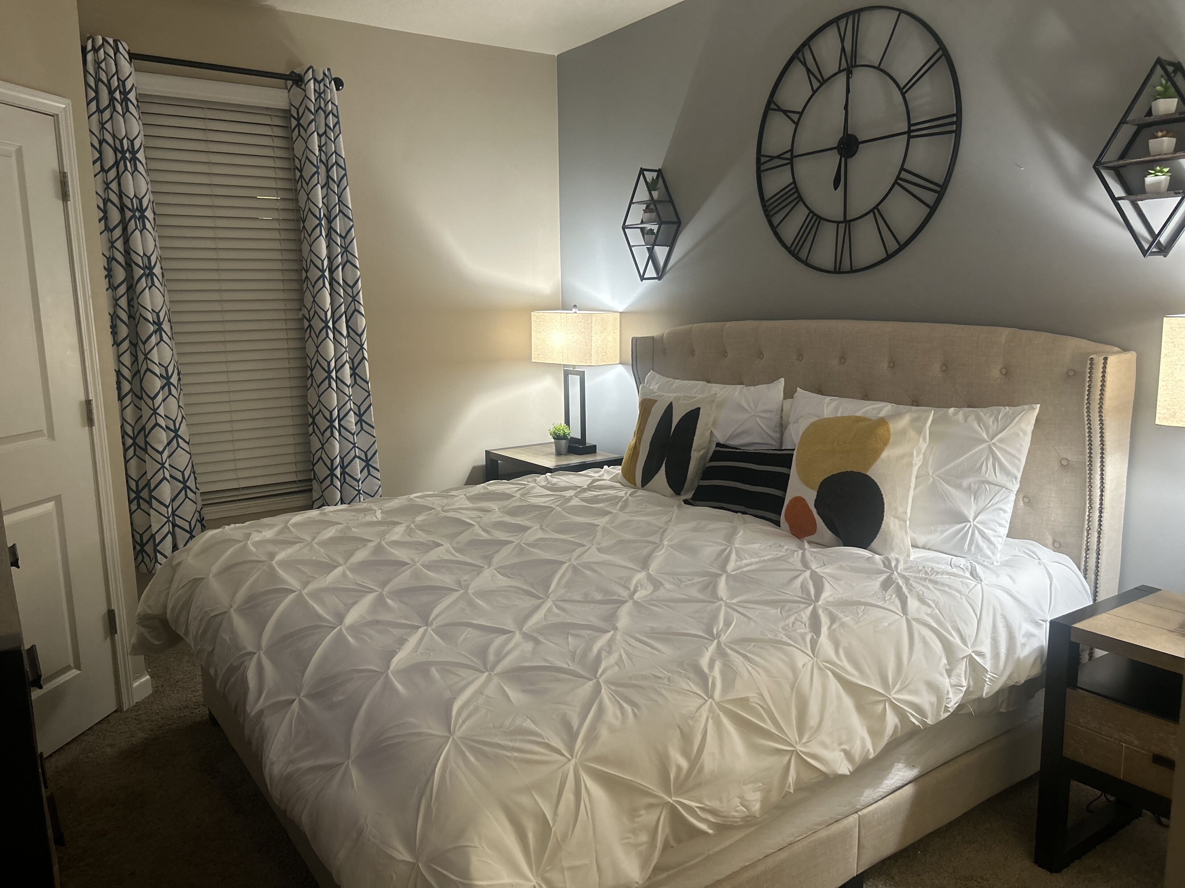 2 soverom, skrivebord, strykejern/-brett og reiseseng for barn