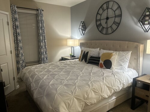 Heart of Notre Dame, King Bed WiFi Shuttle Bus