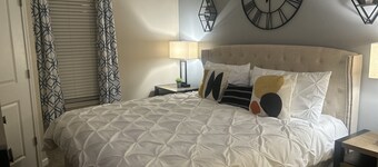 Heart of Notre Dame, King Bed WiFi Shuttle Bus