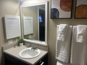 Shower, hair dryer, towels, soap - Heart of Notre Dame, King Bed WiFi Shuttle Bus (South Bend)