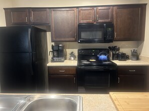 Frigorifero, microonde, forno, piano cottura