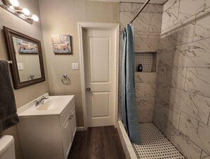 Regadera, toallas, jabón, papel de baño 