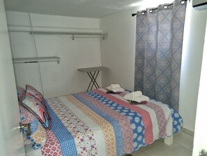 2 chambres, bureau, fer et planche à repasser, lit de bébé portatif