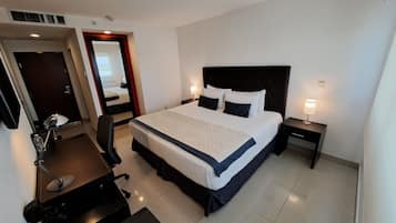 Standardværelse - 1 kingsize-seng | Pengeskab på værelset, skrivebord, arbejdsområde til bærbare computere