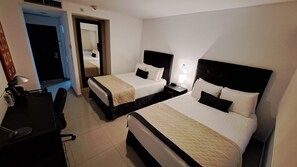 In-room safe, desk, laptop workspace, blackout drapes - Hotel México Plaza Celaya (Celaya)