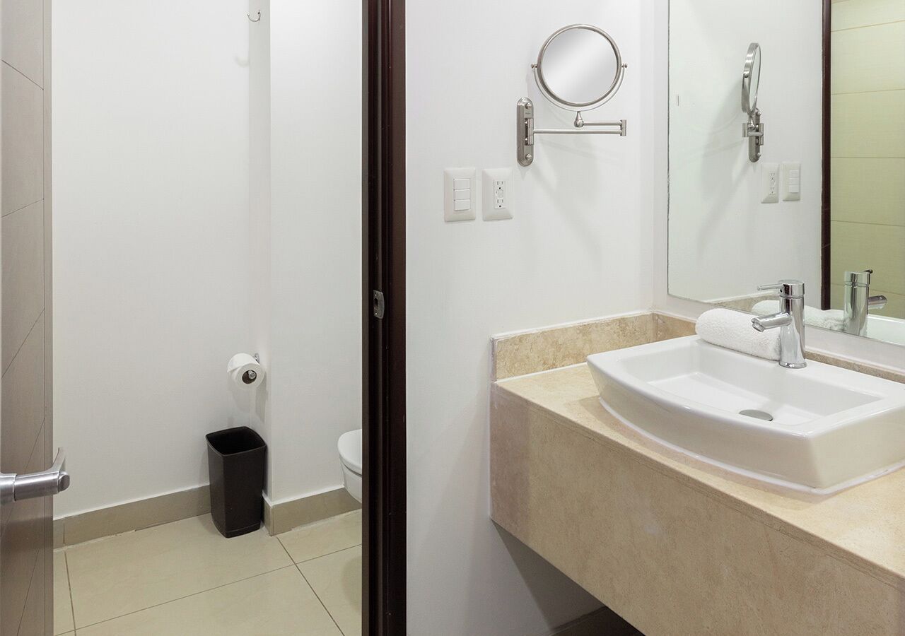 Dusche, kostenlose Toilettenartikel, Haartrockner, Handtücher