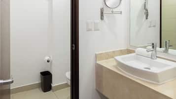 Dusche, kostenlose Toilettenartikel, Haartrockner, Handtücher