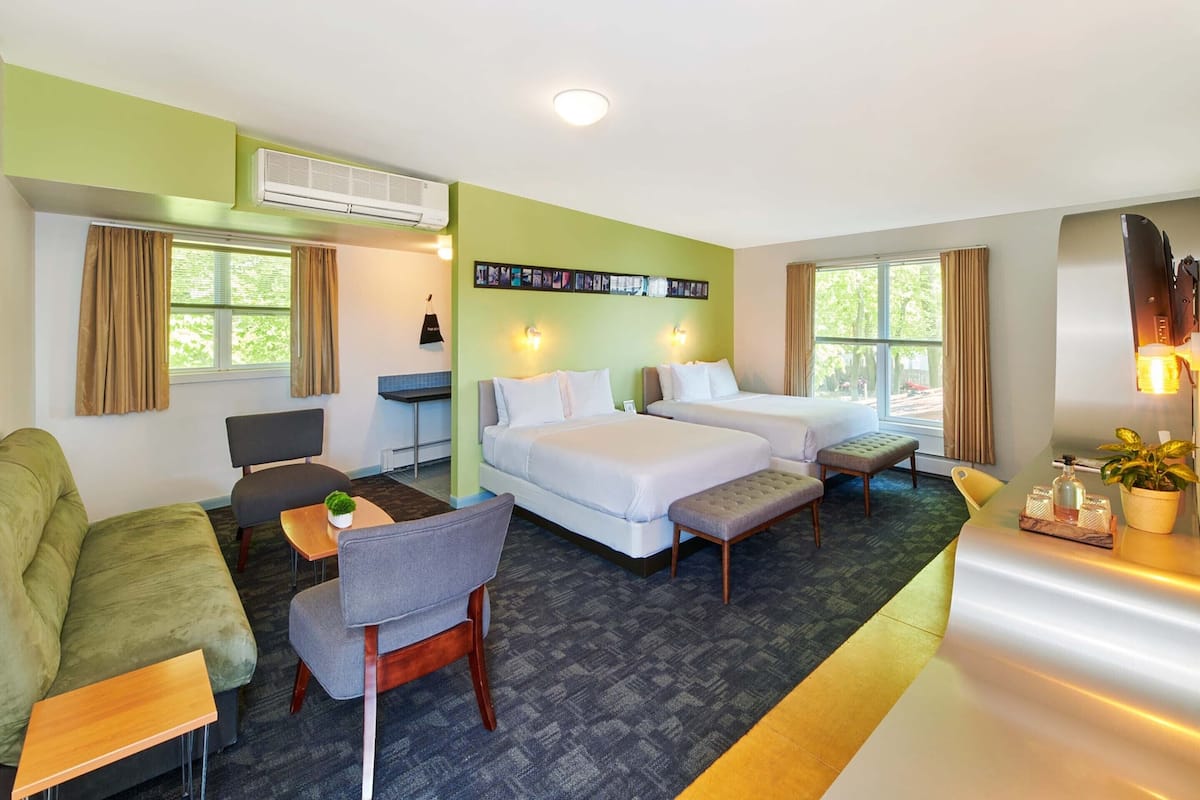 Standard Quadruple Room, 2 Katil Ratu (Queen) | Cadar kapas Mesir, peralatan tempat tidur premium, gebar bulu kapas