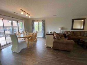 Living area - Beautiful Condo St George.  Sports Village.  Close to Great Hiking/Biking Trails (St. George)