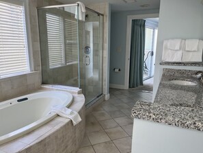 Deluxe Condo (unit 509  (#73956)) | Bathroom | Towels, soap, shampoo, toilet paper - Miramar Condominiums (Ocean City)