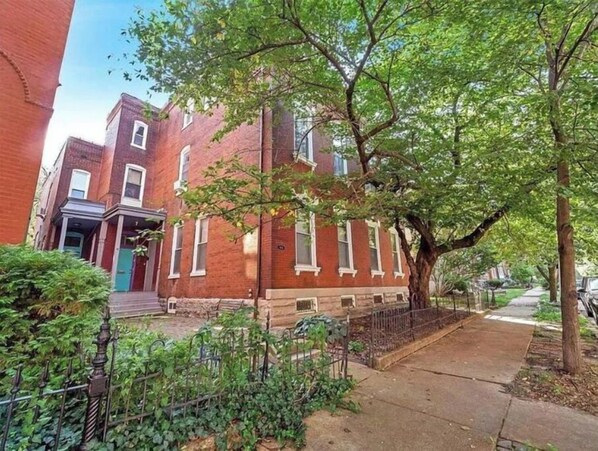 Exterior - Historic Benton Park HUGE 2 BR Condo (St. Louis)