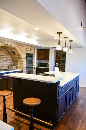 冷蔵庫、電子レンジ、オーブン、コンロ