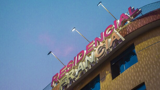 A building with a sign that reads "RESIDENCIAL FINANCIAL". - residencial francia - Hostel (Santa Cruz)