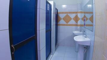 基本雙人或雙床房 | 浴室 | 淋浴設備、雨淋花灑、提供毛巾、番梘