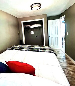 2 bedrooms, iron/ironing board, free WiFi, bed sheets