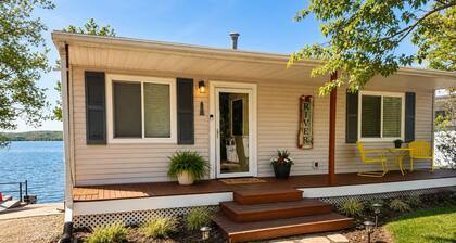 Peaceful Sunsets in Waterfront Cottage
Includes 2 Kayaks, Sleeps up to 6