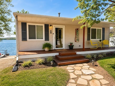Peaceful Sunsets in Waterfront Cottage
Includes 2 Kayaks, Sleeps up to 6