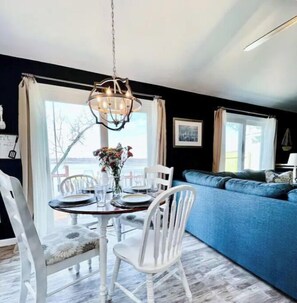 Dining - Amazing Sunsets/ Kayaks/ Waterfront w/ 2BR 2BA Pet Friendly Peaceful Serene Home (East Peoria)
