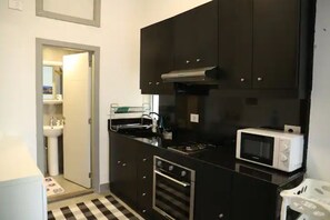 Micro-ondes, four, plaque de cuisson, tables à manger