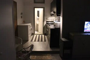 Micro-ondes, four, plaque de cuisson, tables Ă manger
