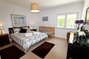5 bedrooms, free WiFi, bed sheets, wheelchair access
