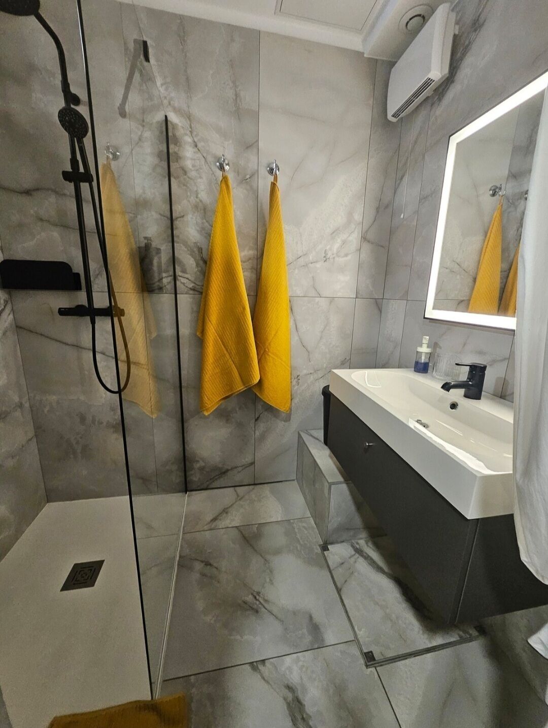 Een douche, een haardroger, handdoeken, zeep