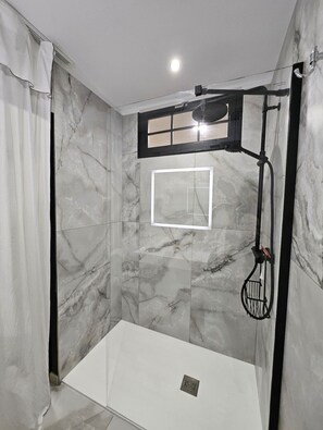 Chuveiro, secador de cabelo, toalhas de banho, sabonete