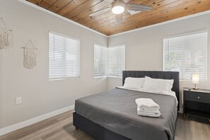 Room - Freshly Renovated Midtown Phoenix Retreat with Pool (Phoenix)