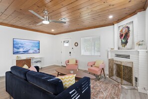 Smart TV, fireplace - Freshly Renovated Midtown Phoenix Retreat with Pool (Phoenix)