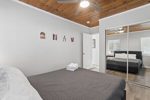 4 habitaciones, escritorio y tabla de planchar con plancha 