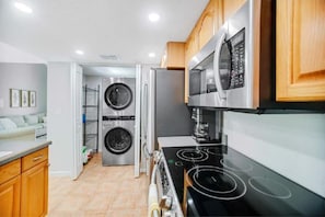 Frigorifero, microonde, forno, piano cottura