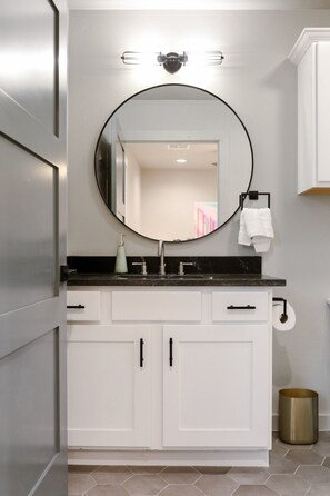 Shower, towels, soap, shampoo - The Modern Skyline (Oklahoma City)