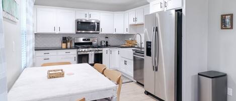 Fridge, microwave, stovetop, dishwasher