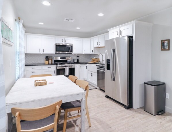 Refrigerador, microondas, parrilla de estufa y lavavajillas 