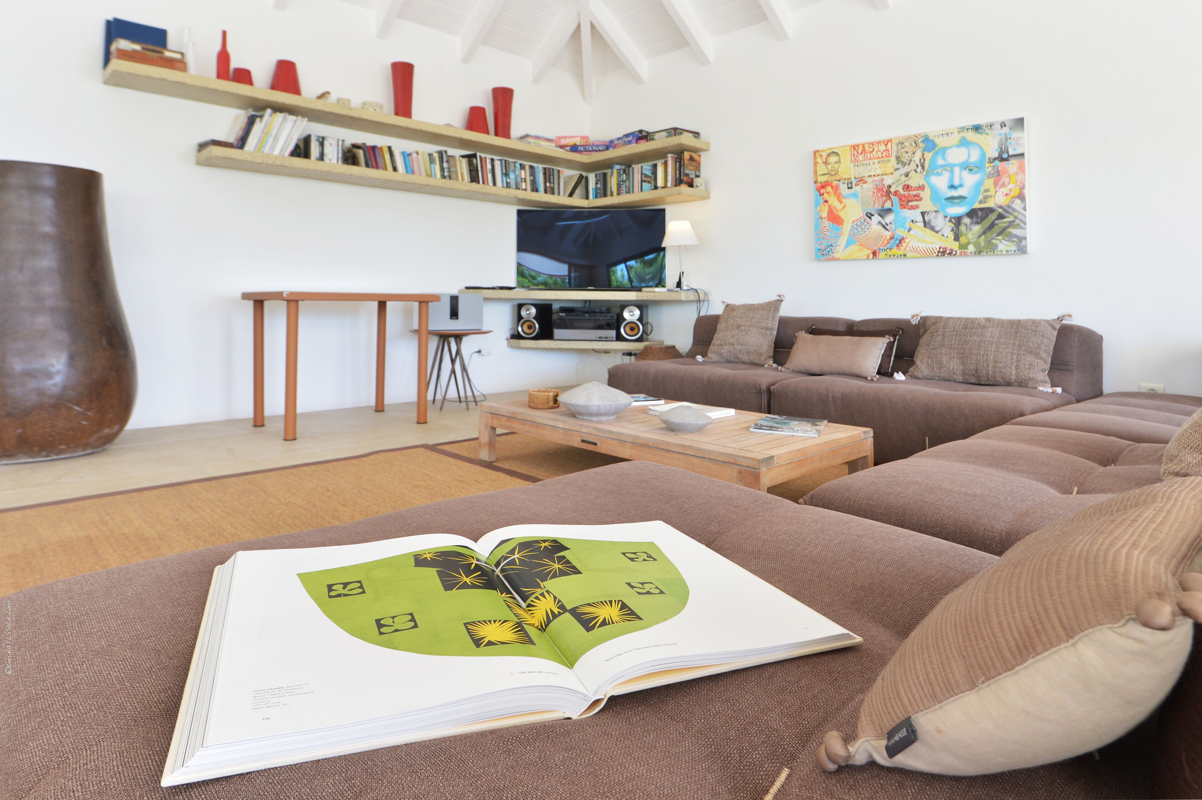 Smart TV, books, stereo
